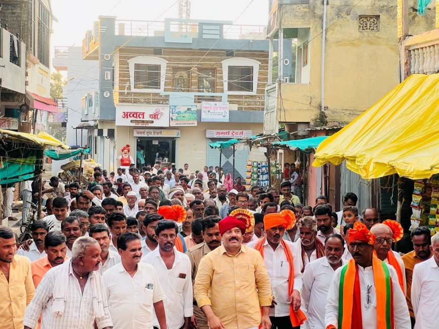 ५ दशकांचा सातबारा प्रश्न अखेर सुटला; इद्रिस मुलतानींच्या सततच्या पाठपुराव्याला यश, शेतकऱ्यांकडून साखरतुला