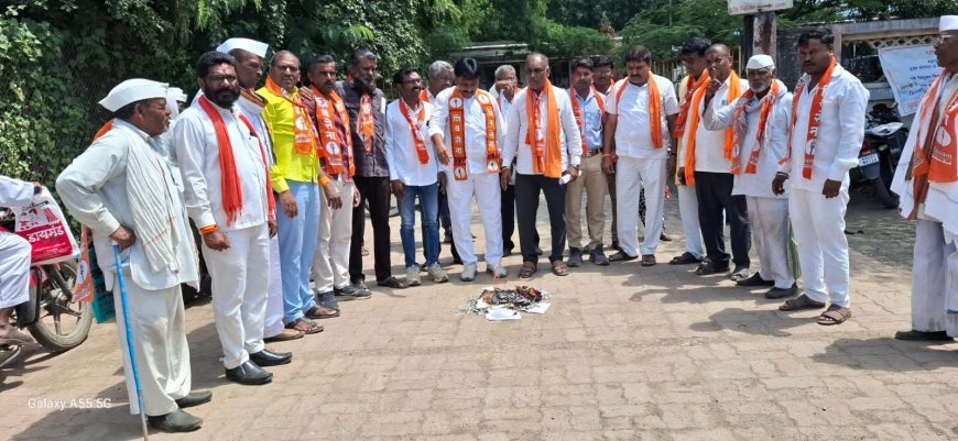 सिल्लोडमध्ये ठाकरे गटाचे तीव्र आंदोलन; सरकारच्या दुष्काळी जीआरची तहसील कार्यालयासमोर होळी