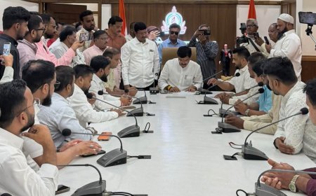 एकीकडे कोट्यवधींचे कार्यालय, दुसरीकडे AIMIM गटनेता ८ महिन्यांपासून दालनाविना; मनपा आयुक्त-महापौरांचा घेराव