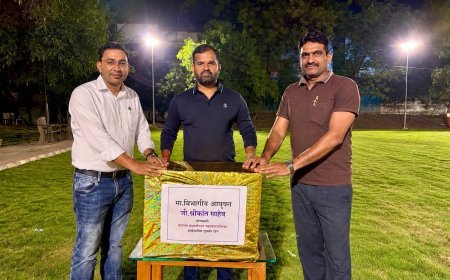 मनपा शाळांच्या ग्रंथालयांसाठी विभागीय आयुक्त जी. श्रीकांत यांच्याकडून ४० हजारांची पुस्तके दान