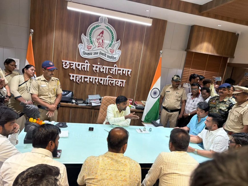 एकीकडे कोट्यवधींचे कार्यालय, दुसरीकडे AIMIM गटनेता ८ महिन्यांपासून दालनाविना; मनपा आयुक्त-महापौरांचा घेराव