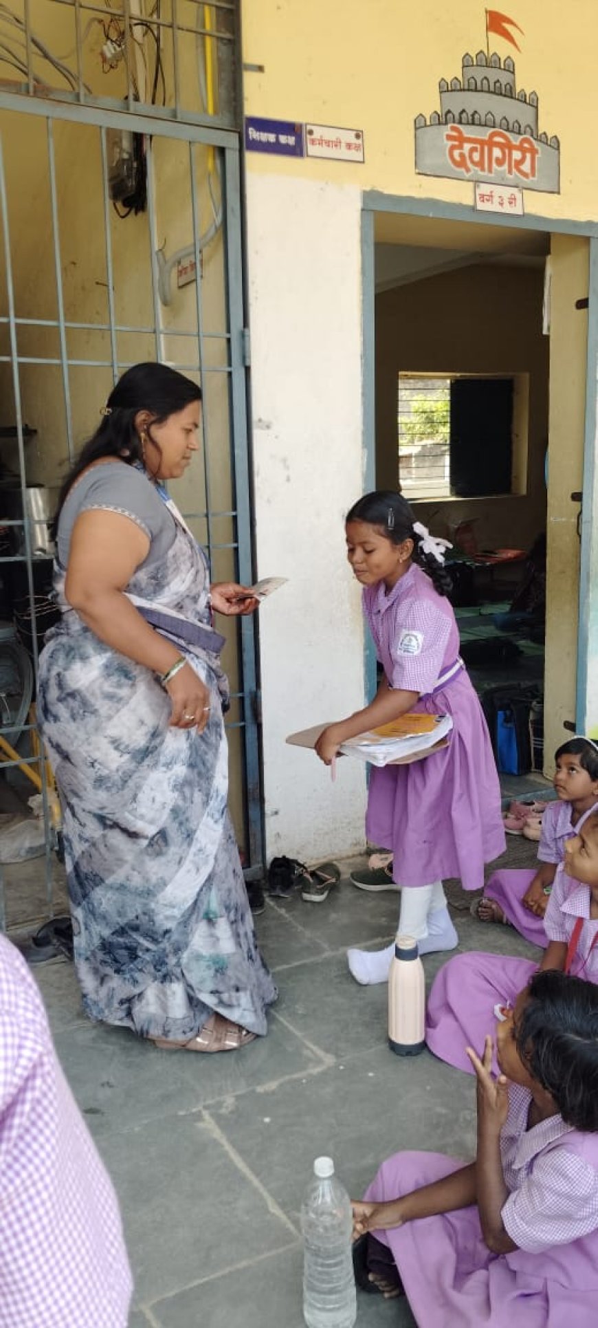 ढोरेगावच्या जिल्हा परिषद शाळेत विद्यार्थ्यांना जंतनाशक गोळ्यांचे वाटप