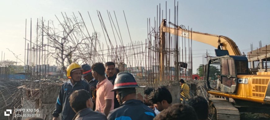 चिकलठाणा आठवडी बाजारात बांधकामाचा स्लॅब कोसळला; एक मजूर मलब्याखाली अडकल्याची भीती, दोघे जखमी